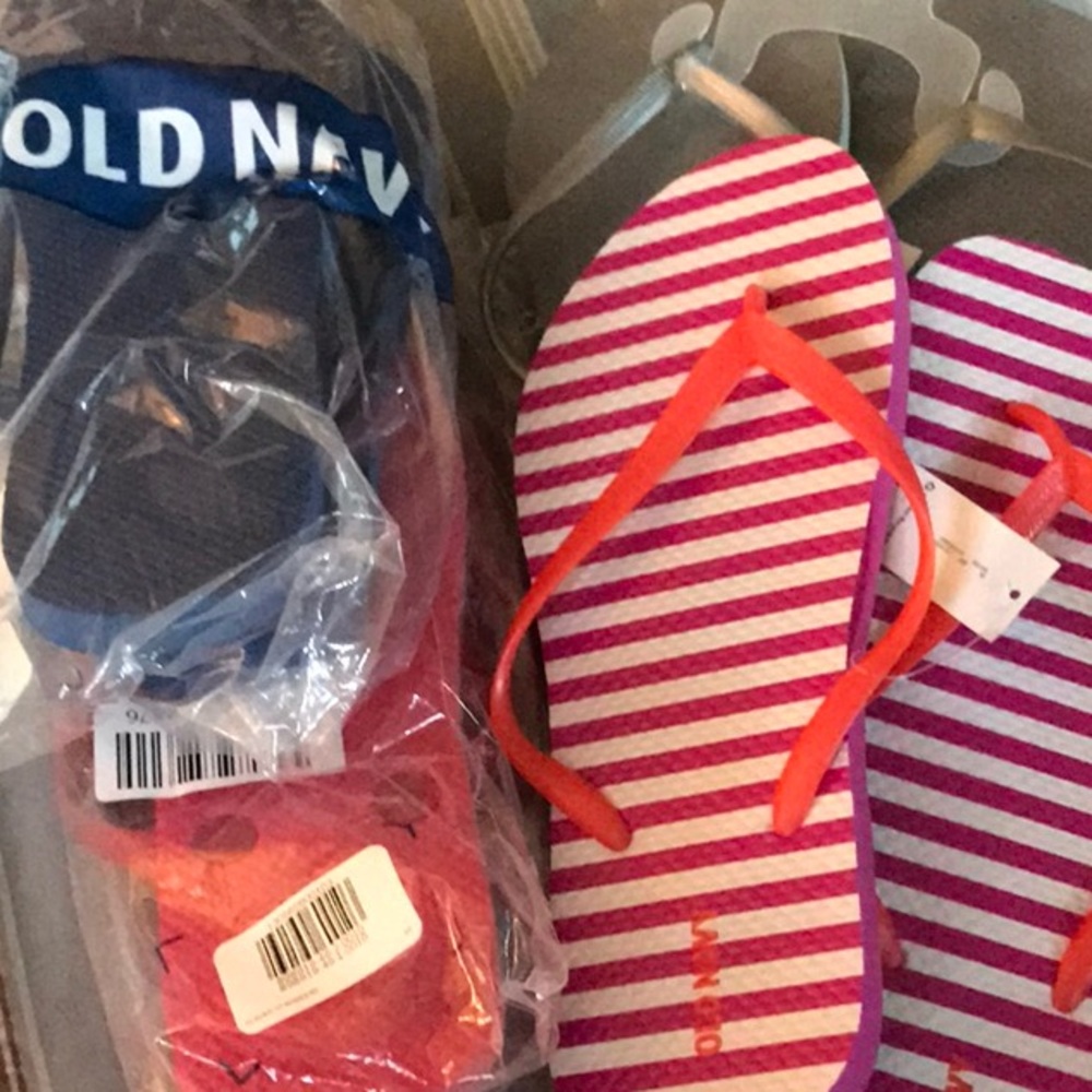 4 pair Old Navy flip flops.  3 solid, 1 striped